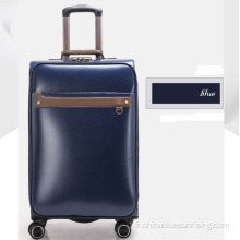 Hommes d&#39;affaires bleus voyageant avec des bagages en PU